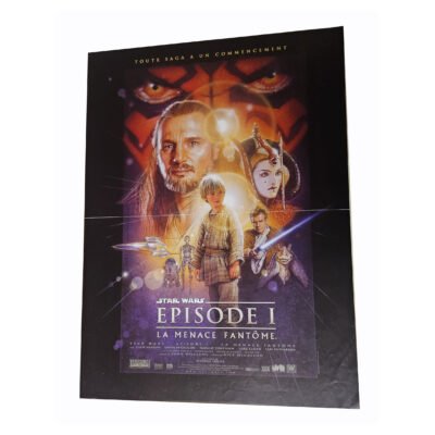 Affiche cinéma du film culte Star Wars: Episode I – The Phantom Menace réalisé par George Lucas. Poster vintage incontournable pour les collectionneurs et fans de l’univers Star Wars.