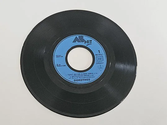 45T Dorothée – Tant Qu'On A Des Amis / Détective Privé – AB Productions – Club Dorothée – Vinyle 7 Pouces – Image 4