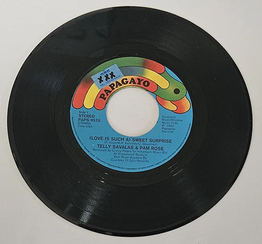 45T Telly Savalas – Sweet Surprise – Vinyle 7 Pouces – Chanson Pop Internationale – Image 3